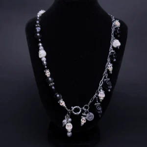 Collar Artesanal Caveiras Pretas e Brancas